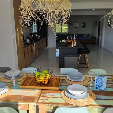 Large Very Spacious Modern 4 Bedroom Sleep 8 To 10