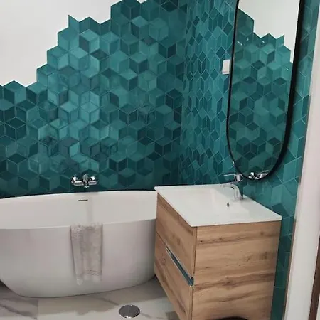 Large Very Spacious Modern 4 Bedroom Sleep 8 To 10 *