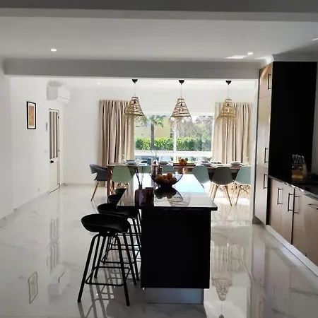 Large Very Spacious Modern 4 Bedroom Sleep 8 To 10 * לואה