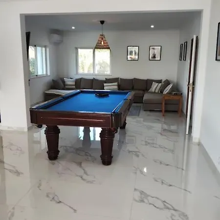 Large Very Spacious Modern 4 Bedroom Sleep 8 To 10 וילה
