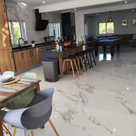 Large Very Spacious Modern 4 Bedroom Sleep 8 To 10 לואה
