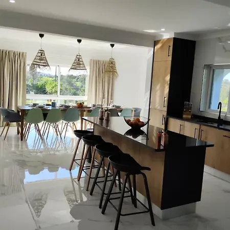 Large Very Spacious Modern 4 Bedroom Sleep 8 To 10 *