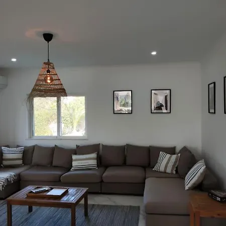 Large Very Spacious Modern 4 Bedroom Sleep 8 To 10 Villa *