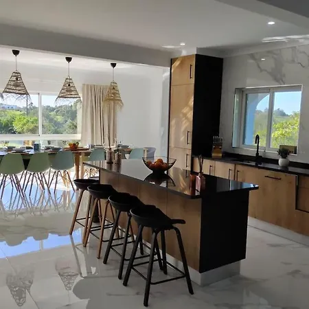 Large Very Spacious Modern 4 Bedroom Sleep 8 To 10 *