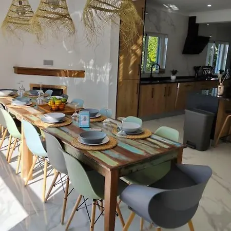 Large Very Spacious Modern 4 Bedroom Sleep 8 To 10 Villa