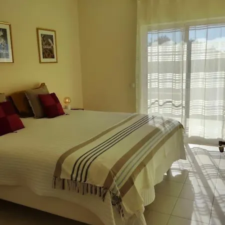 Large Very Spacious Modern 4 Bedroom Sleep 8 To 10 Villa Loulé
