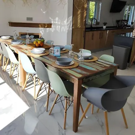 Large Very Spacious Modern 4 Bedroom Sleep 8 To 10 וילה *