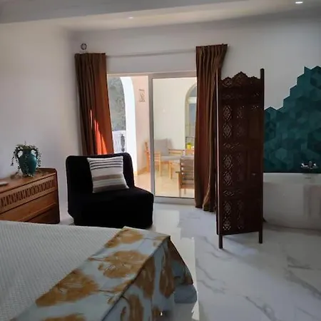 Large Very Spacious Modern 4 Bedroom Sleep 8 To 10 *