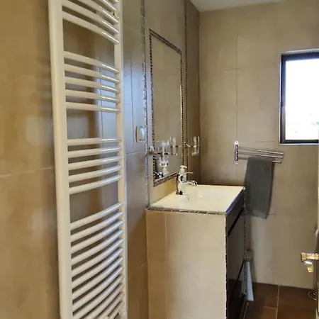Large Very Spacious Modern 4 Bedroom Sleep 8 To 10 וילה *