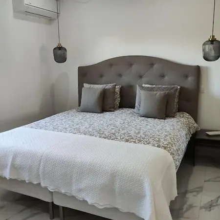 Large Very Spacious Modern 4 Bedroom Sleep 8 To 10 *